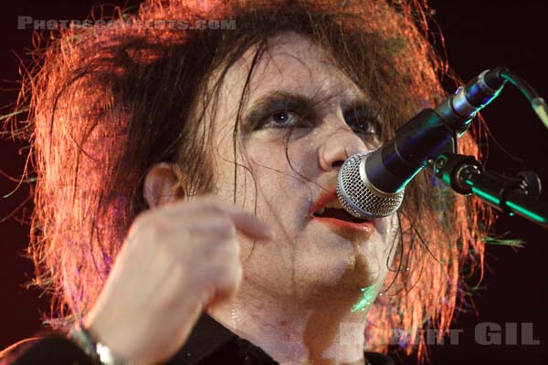 THE CURE - 2005-08-13 - SAINT MALO - Fort de St Pere - Robert James Smith